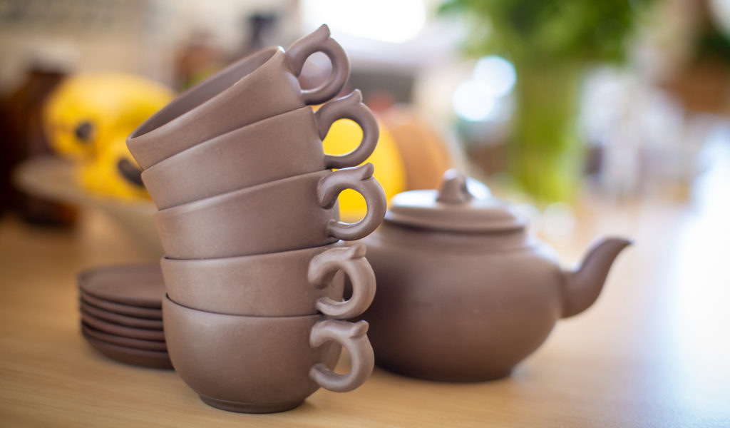 Tea pot and tea cups